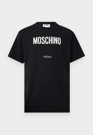 Must puuvillane t-särk, millel on valge "MOSCHINO" logo ja "Milano" tekst, lühikesed varrukad, ümargune kaelus ja sirge ääris. Lihtne disain.