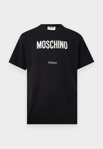 Juoda medvilninė marškinėliai su balta „MOSCHINO“ logotipu ir užrašu „Milano“, trumpomis rankovėmis, apvalia iškirpte ir tiesia apačia. Paprastas dizainas.