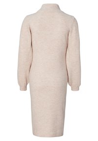 Gebreide jurk in zacht, lichtbeige met een hoge kraag, lange ballonmouwen en geribbelde manchetten; middellange silhoutte met minimale textuur.