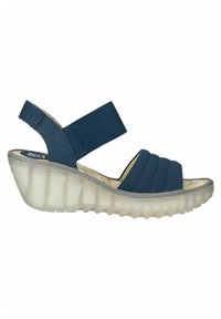 Sandalias cuñas azules con parte superior de tejido texturizado, correa elástica y suela de goma translúcida. Presenta detalles plisados en la puntera.