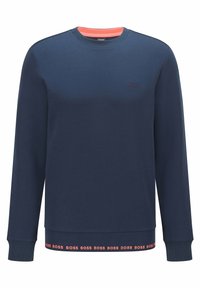 Felpa a maniche lunghe blu navy con polsini a coste, colletto interno color corallo, piccolo logo "BOSS" sul petto e testo "BOSS" ripetuto sull'orlo.