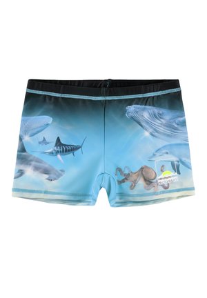 Spodenki do pływania w pozycji leżącej w intensywnym niebieskim kolorze, z podwodnym krajobrazem przedstawiającym różne morskie zwierzęta, w tym rekiny i ośmiornicę.