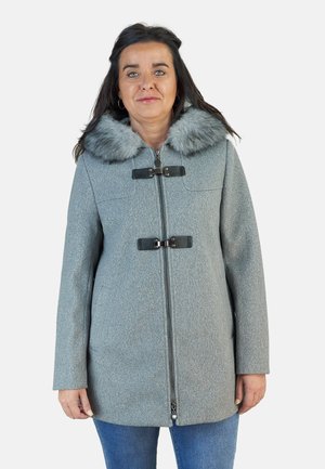Abrigo de lana gris con mezcla de materiales y cuello de piel sintética, que presenta una cremallera frontal y cierres de correa, diseñado para un ajuste relajado y un estilo de longitud media.