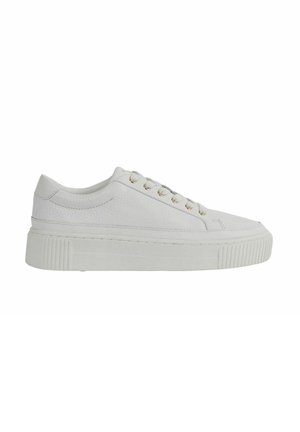 Witte sneakers met een gestructureerd oppervlak, ronde neus, platte platformzool en gouden oogjes voor de veters, met een minimalistisch ontwerp.
