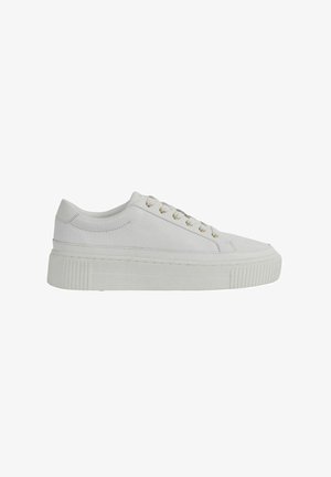 Weiße Sneaker mit einer strukturierten Oberfläche, runder Zehenpartie, flacher Plattformsohle und goldenen Ösen für die Schnürsenkel, die ein minimalistisches Design aufweisen.