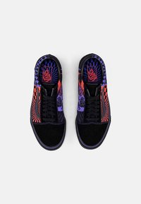Tenisi negri din suede cu modele grafice vibrante în culori mov și roșu, având un design low-top și închidere standard cu șireturi.
