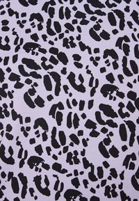 Fioletowa tkanina z czarnym abstrakcyjnym wzorem w panterę, z różnymi kształtami i rozmiarami, o gładkiej fakturze.