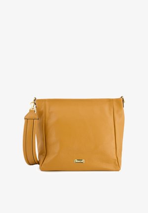 Mosterdgele leren handtas met een gestructureerde afwerking, voorzien van een gouden logoplaat en een lange verstelbare schouderband voor crossbody gebruik.