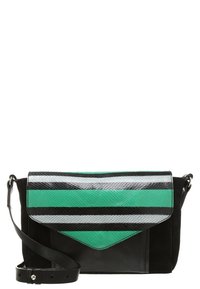 Czarna i zielona skórzana torba na ramię z klapą w srebrno-czarne paski. Posiada teksturowane wykończenie oraz regulowany pasek.