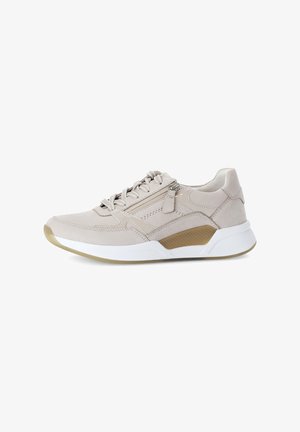 Beige sportieve sneaker met een gestructureerde suède afwerking, witte tussenzool en rubberen buitenzool. Wordt gekenmerkt door veters en een zijrits voor makkelijk aan- en uittrekken.