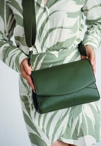 VUCH DANITA - Taška s příčným popruhem - green