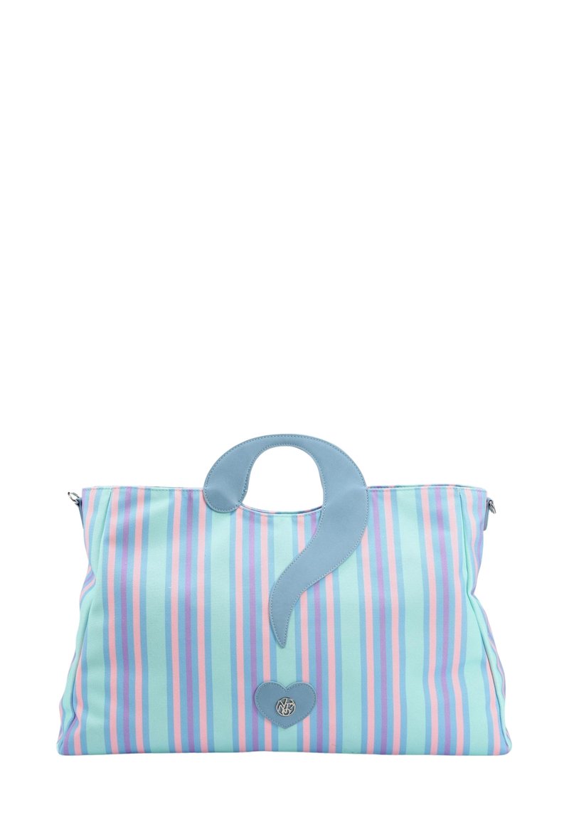 Borsa a spalla a righe con strisce orizzontali di blu chiaro, rosa e lavanda. Manico in pelle blu a forma di punto interrogativo con un accento a forma di cuore.