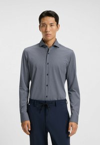 Lichtgewicht, langarm overhemd in marineblauw met een klein wit geometrisch patroon, met een button-down kraag en een knoopsluiting aan de voorkant.