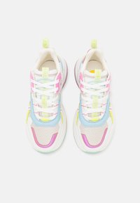 Flerfärgade sneakers med ett meshnät överdel i pastellrosa, blått och neonlysande detaljer. Tjock sål i vit gummi med dragflikar.