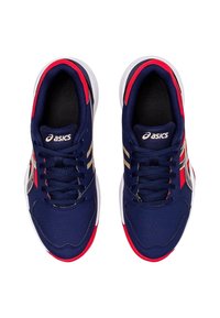 Granatowe buty sportowe z czerwonymi akcentami i białymi podeszwami. Posiadają teksturowaną cholewkę, wyraźne sznurówki i złote logo.