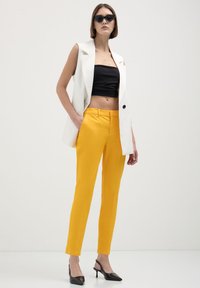 Calliope CAPRI IN - Chino - giallo