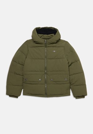 Giacca imbottita verde con cappuccio, chiusura frontale con zip, due tasche con patta e bottoni a pressione e piccolo logo sul petto su sfondo semplice.