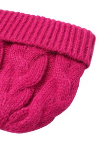 Fuchsia gebreide beanie met een geribbeld patroon aan de bovenkant en een kabelbreiselontwerp op het lijf; zacht, textuurvol en afgeronde vorm.