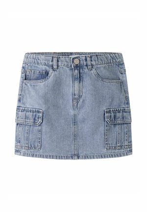 Mini-jupe en jean bleu clair avec boutons sur le devant, passants pour ceinture, deux poches cargo latérales à rabats et deux poches avant incurvées.