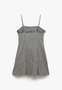 Schwarz-weißer Gingham-Kleid mit dünnen Trägern und rüschigem Ausschnitt. Leichter Stoff, A-Linien-Form, mittellange Länge bis zum Oberschenkel, minimale Nähdetails.