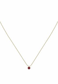 Goldene Kettenhalskette mit einem kleinen roten Edelsteinanhänger, in gleichmäßiger Textur und minimalistischem Design.