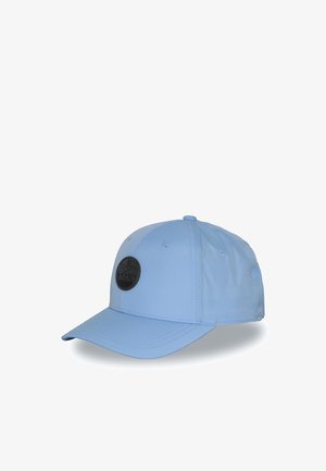 Casquette de baseball bleu clair avec une visière incurvée et un patch rond noir avec logo sur le panneau avant.