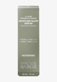 Emballage en boîte verte pour le sérum Moisture Glow de Doctor Babor, avec un texte argenté et un design minimaliste. Contient 30 mL de sérum.