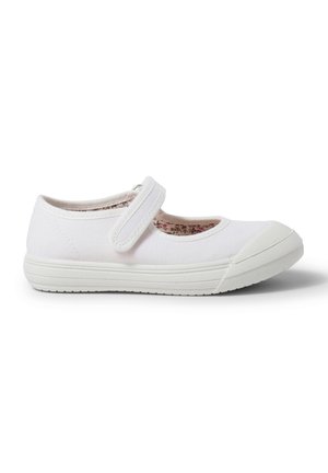 Chaussure Mary Jane en toile blanche avec une sangle Velcro, un embout en caoutchouc et une semelle texturée blanche. La doublure intérieure présente un motif floral.