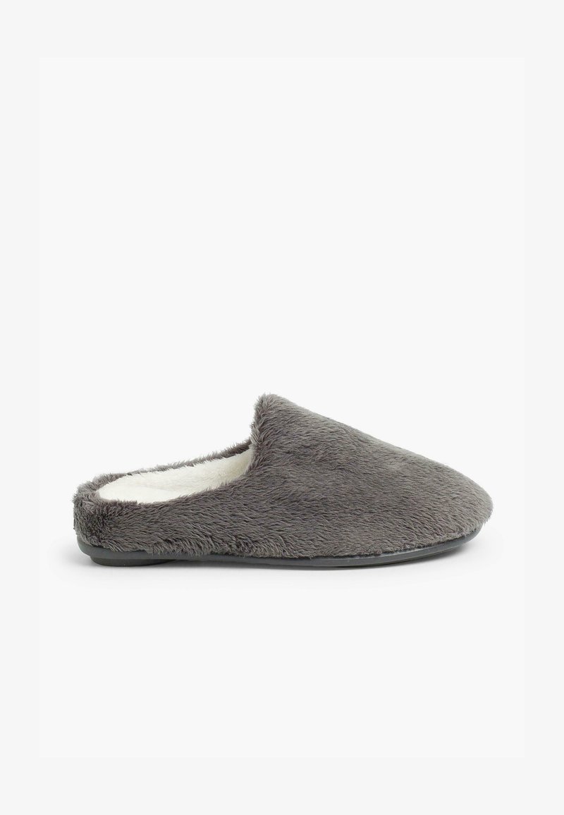 Szare pantofle wsuwane, wyłożone futrem, z okrągłym noskiem i płaską czarną podeszwą. Miękka struktura o pluszowym wyglądzie.