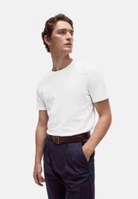 REGULAR FIT CREW NECK - Jednoduché tričko - white