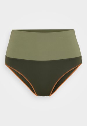 Costumi da bagno a vita alta in verde oliva e verde scuro, con dettagli di cucitura arancioni e una texture di tessuto liscia ed elastica.
