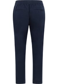 Granatowe spodnie wykonane z miękkiego materiału, z elastycznym paskiem w talii, dwiema tylnymi kieszeniami i zwężanymi nogawkami. Gładka faktura z minimalnymi detalami.