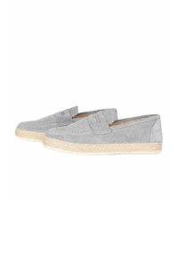Scarpe espadrillas grigie in suede con suola piatta in juta intrecciata e design slip-on, caratterizzate da una parte anteriore cucita e una texture liscia.