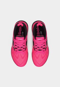 Ζευγάρι φωτεινά ροζ παπούτσια τρεξίματος Reebok με κορδόνια, μαύρη εσωτερική επένδυση και εμφανές λογότυπο "Reebok X5", σε θέα από ψηλά σε λευκό φόντο.