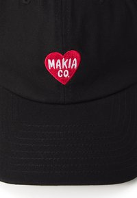 Fekete baseball sapka hímzett vonalakkal, piros szív alakú logóval, fehér szöveggel: "MAKIA CO."
