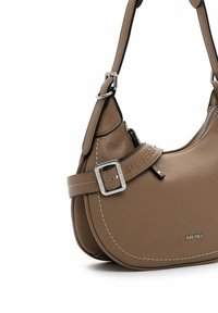 Borsa a spalla in pelle marrone con una forma curva, dotata di chiusura con zip, cuciture a vista e tracolla regolabile con logo.
