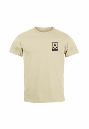 Beige Baumwoll-T-Shirt mit kurzen Ärmeln, das ein kleines schwarzes Ankerlogo und den Text "NEVERLESS" innerhalb eines rechteckigen Rahmens auf der Brust zeigt.