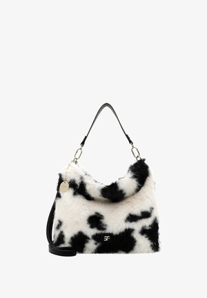 Faux-Fur-Handtasche mit schwarz-weißem Kuhfleckenmuster. Sie hat eine weiche Textur, einen schwarzen Schultergurt und metallische Beschläge mit einem Logo-Anhänger.