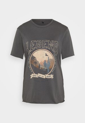 Mørk grå bomulls T-skjorte med et sirkulært grafisk motiv av en kaktus og fjell landskap, samt tekst som sier "LEGEND" og "HOME OF THE BRAVE."