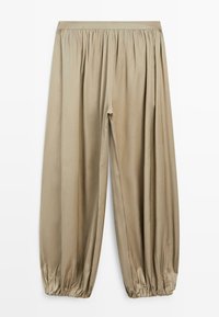 Pantalon beige à coupe ample avec taille élastique froncée et poignets élastiques aux chevilles, fabriqué en tissu lisse et léger.