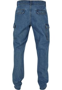 Pantalones cargo de mezclilla con un diseño de pierna recta, color azul y múltiples bolsillos en los laterales y en la parte trasera. Incluye una cinturilla con pases para cinturón.