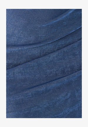 Denim w głębokim niebieskim kolorze z subtelnymi diagonalnymi paskami i gładką fakturą, prezentujący warstwowy, płynny design.