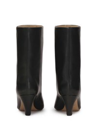 Botine din piele neagră până la gleznă, cu un finisaj neted, având un toc conic și un design elegant, minimalist.