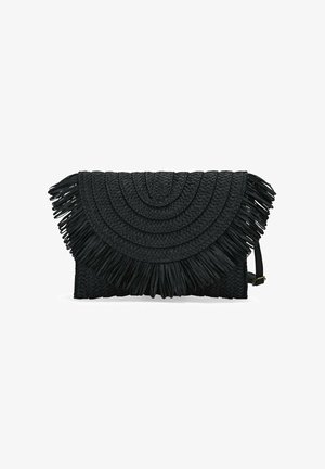Clutch tejido negro con diseño texturizado circular, bordes con flecos y una correa desmontable. El material parece suave y flexible.
