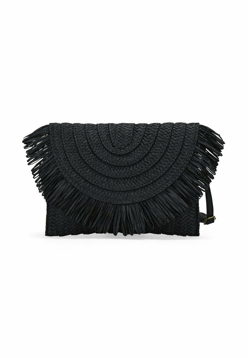 Clutch tejido negro con diseño texturizado circular, bordes con flecos y una correa desmontable. El material parece suave y flexible.