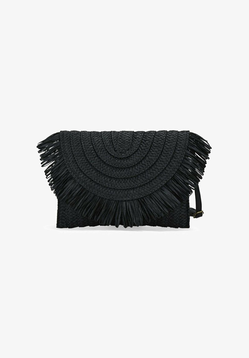 Clutch tejido negro con diseño texturizado circular, bordes con flecos y una correa desmontable. El material parece suave y flexible.