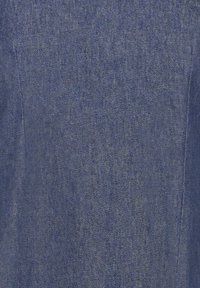 Tissu en denim d'un bleu foncé, présentant une texture lisse avec de légères variations de tissage, et des bords nets sans embellissements.