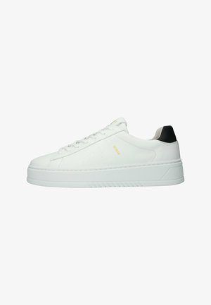 Sneaker bianco a basso profilo con suola spessa, allacciatura frontale, logo dorato sottile sul lato e linguetta nera sul tallone.