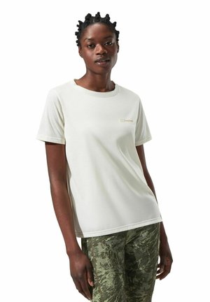 Witte t-shirt met korte mouwen van een zacht materiaal, voorzien van een klein gouden logo op de borst. Gecombineerd met groene camouflagebroeken.