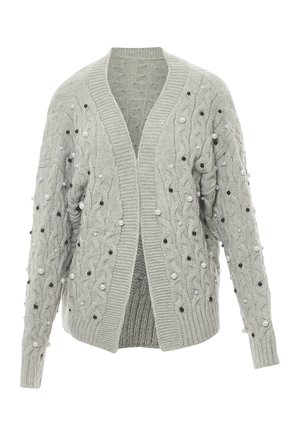Vaaleanharmaa neulecardigan, jossa on kaapelikuosi ja mustavalkoisia helmikoristeita. Auki edestä, ribbaus hihansuissa ja helmassa.